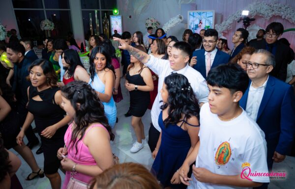 The party of Yazmine Quinceanera Inspiration ideas @quinceanerasapp Gallery 3