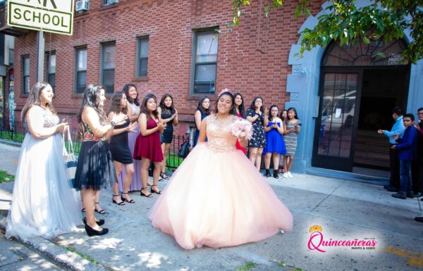 The party of Yaki Fotografo de Quinceañeras en el Bronx New York Photography se especializa en fotografía de quinceañeras en parque, paisajes, y locales hermosos en las ciudad de New York, New Jersey Gallery 6